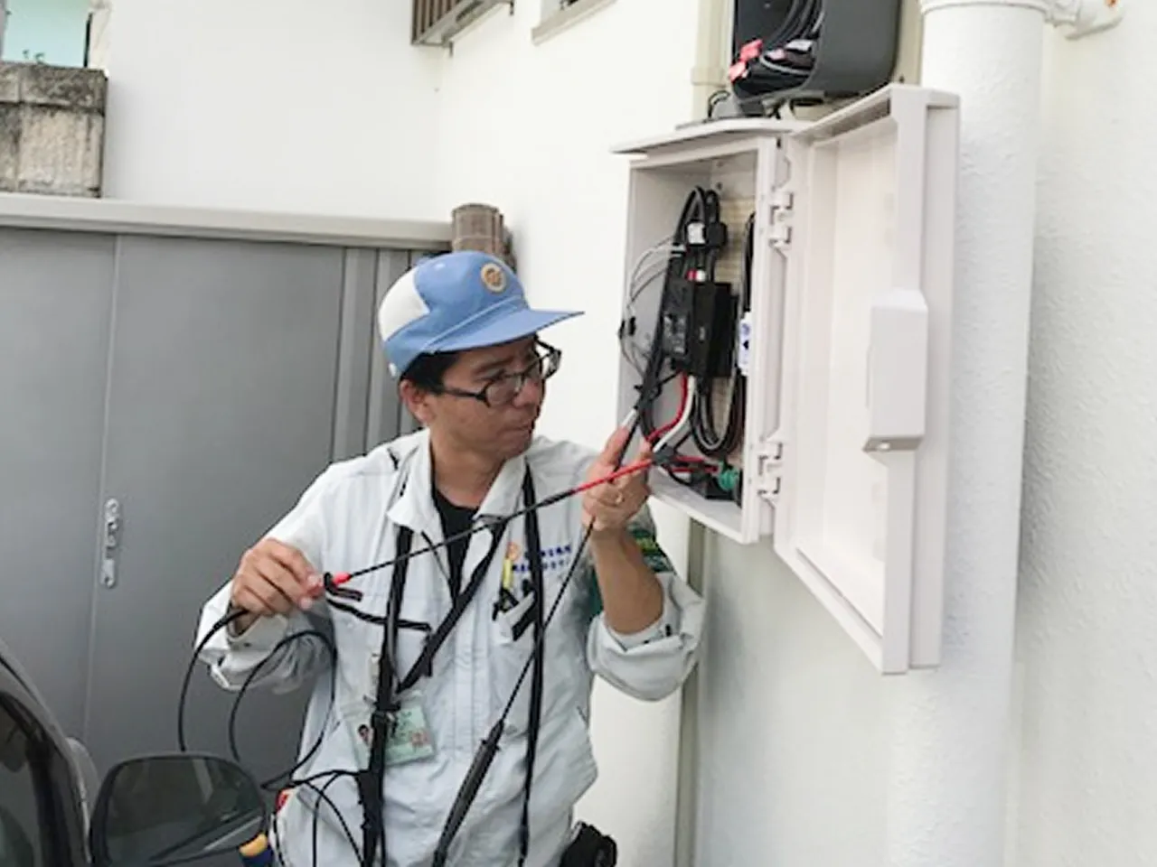 設置後に電力検査を行うスタッフ