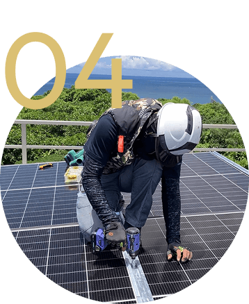 太陽光パネルを施工する自社スタッフ